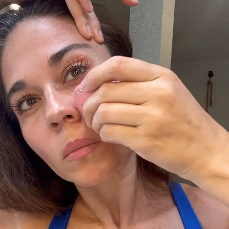 Demostración del gym facial: el dispositivo deslizándose hacia arriba por pómulos, mandíbula y cuello